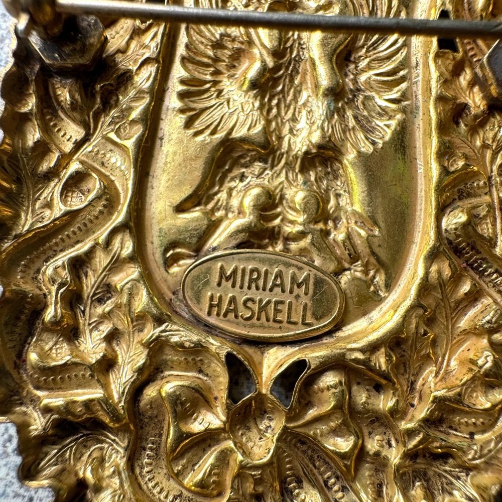Miriam Haskell Gold coat of arms vintage 1960s brooch jewelry pin shield 50s - Picture 8 of 15